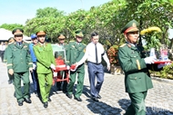 武明良上将出席在广治省举行的烈士遗骸吊唁、追悼与安葬仪式